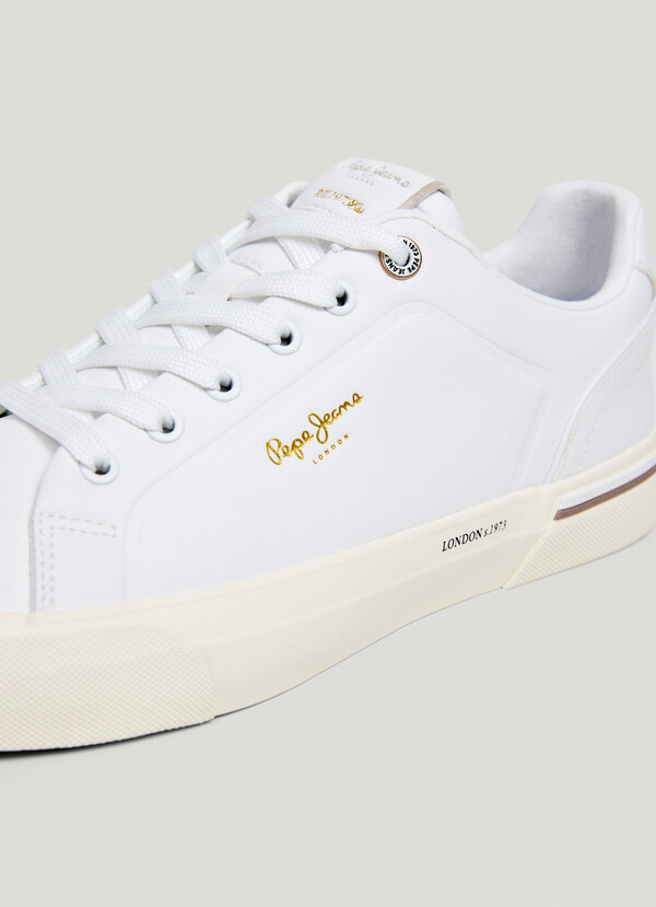 CLASSIC LACE-UP TRAINERS