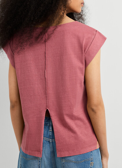 T-SHIRT WITH DECORATIVE STITCHING