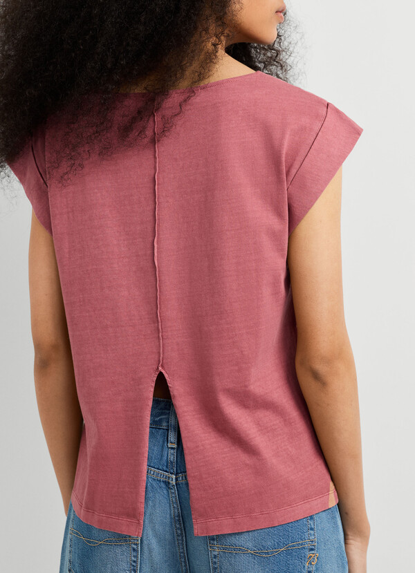 T-SHIRT WITH DECORATIVE STITCHING