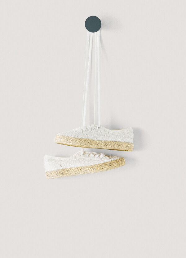 ZAPATILLAS CL&Aacute;SICAS CON DETALLES BORDADOS