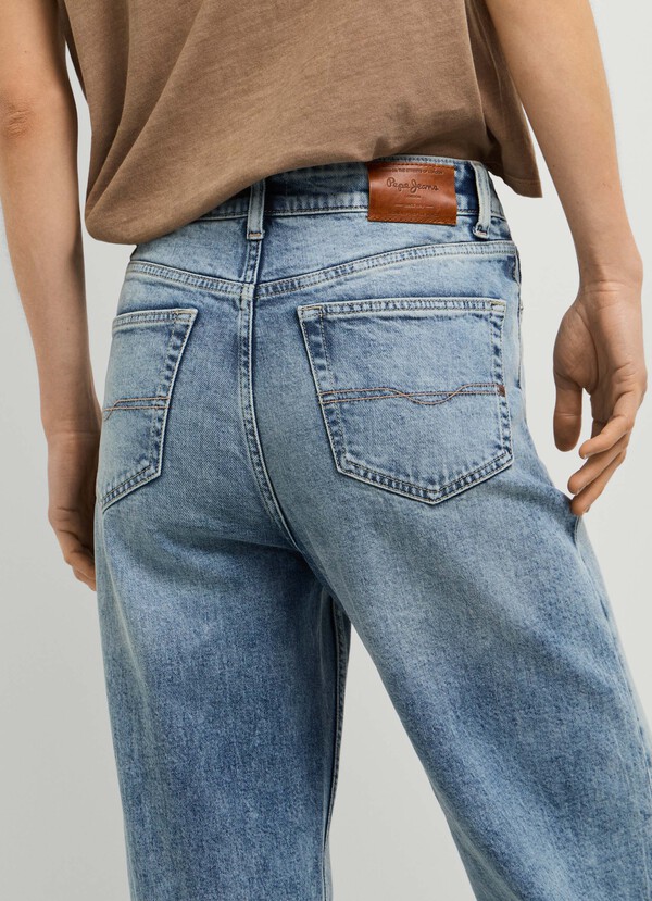 LEXA- HIGH-RISE STRAIGHT FIT JEANS