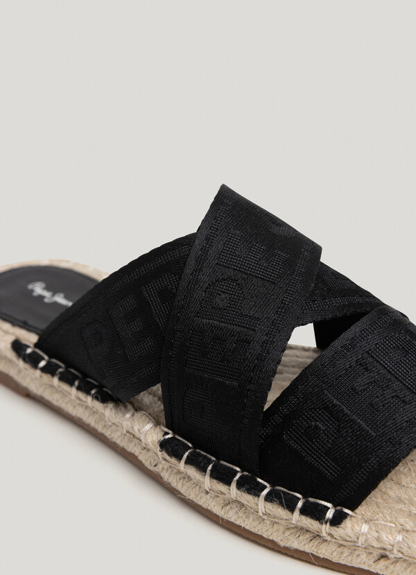 FLAT SANDALS WITH CROSSED STRAPS
