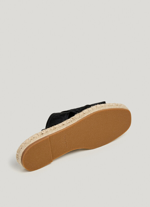 FLAT SANDALS WITH CROSSED STRAPS