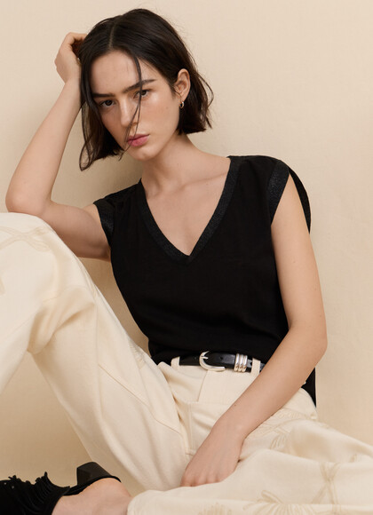 V-NECK SLEEVELESS T-SHIRT
