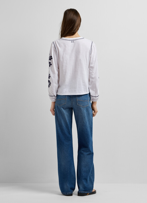 BLOUSE WITH FLORAL EMBROIDERY