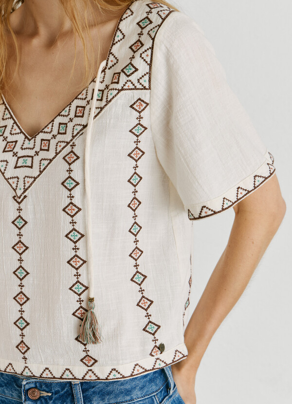 EMBROIDERED V-NECK BLOUSE