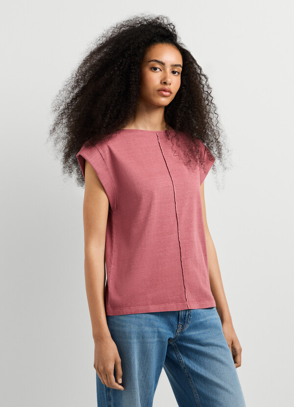 T-SHIRT WITH DECORATIVE STITCHING