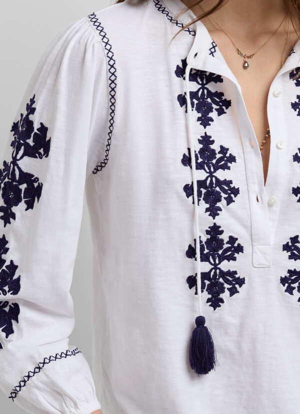 BLOUSE WITH FLORAL EMBROIDERY