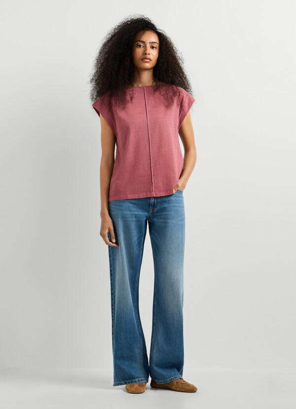 T-SHIRT WITH DECORATIVE STITCHING