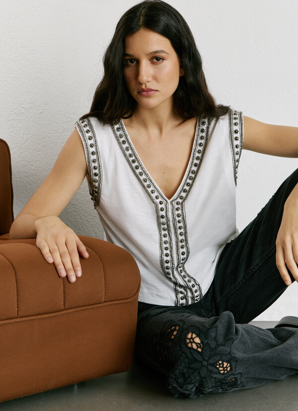 V-NECK T-SHIRT WITH STUDS