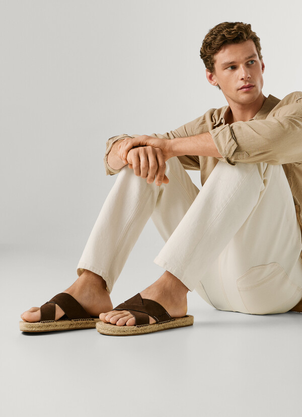 FLAT SANDALS WITH CROSSED STRAPS