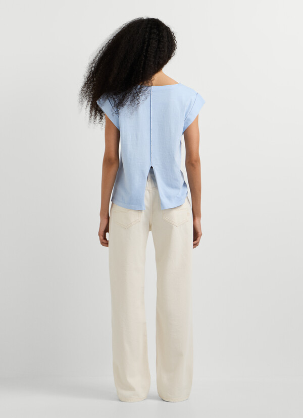 T-SHIRT WITH DECORATIVE STITCHING