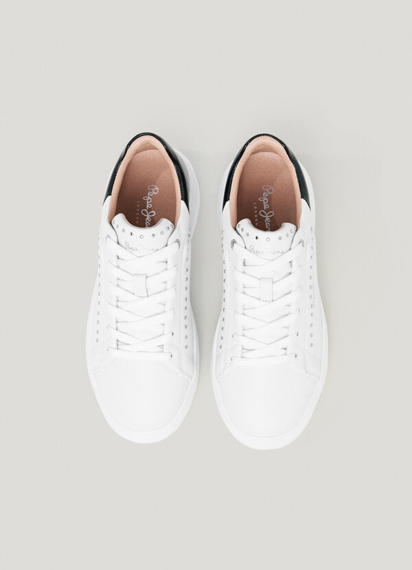 YARA -  ZAPATILLAS DE PIEL CON TACHUELAS 