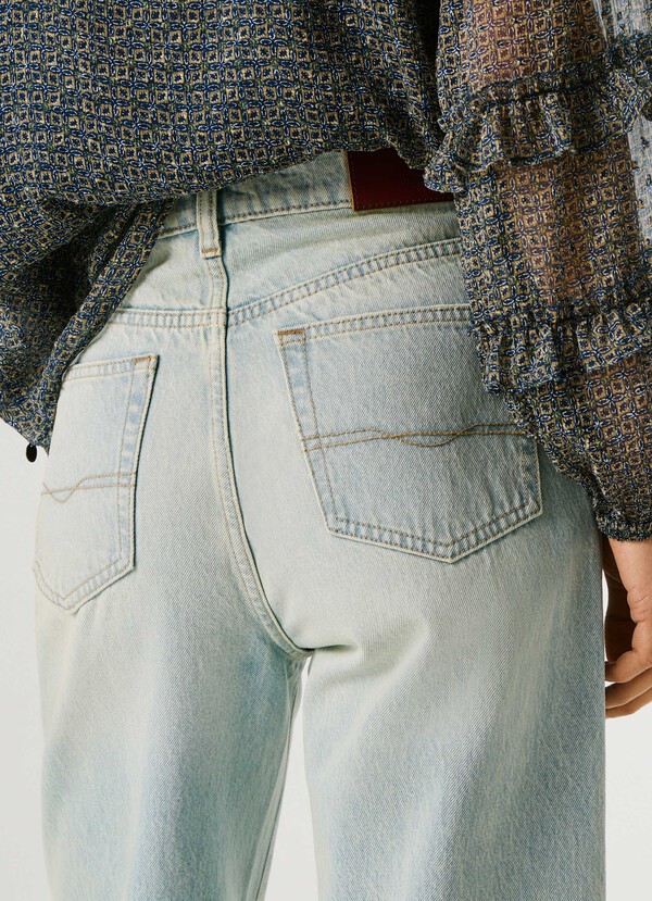 LEXA- HIGH-RISE STRAIGHT FIT JEANS