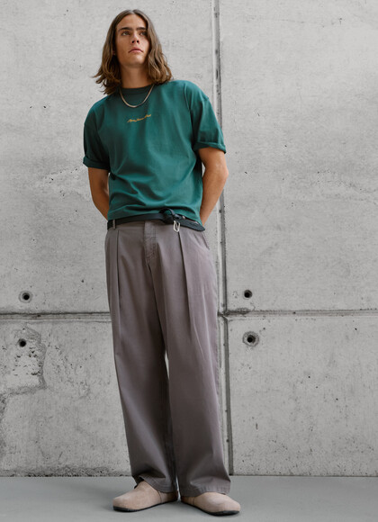 RELAXED FIT PLEATED CHINO TROUSERS