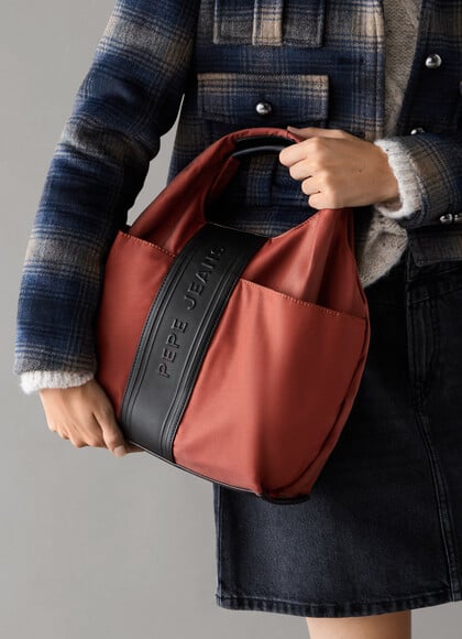 HOBO BAG WITH MAGNETIC CLOSURE