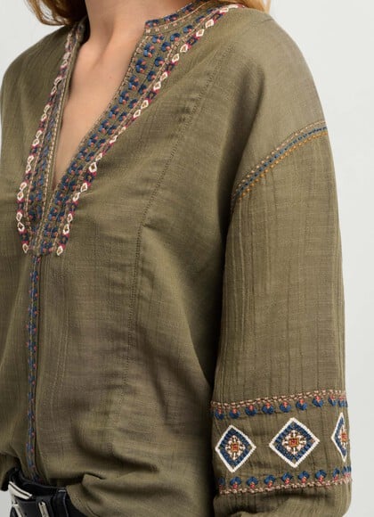 EMBROIDERED DETAIL FLUID BLOUSE