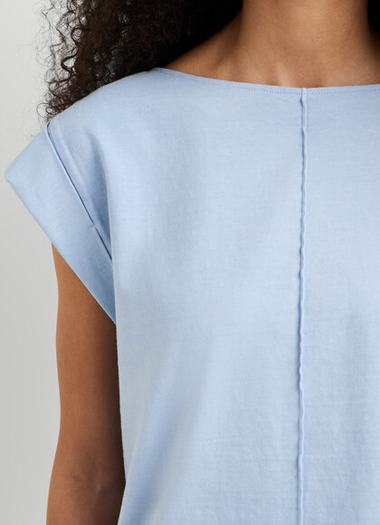 T-SHIRT WITH DECORATIVE STITCHING