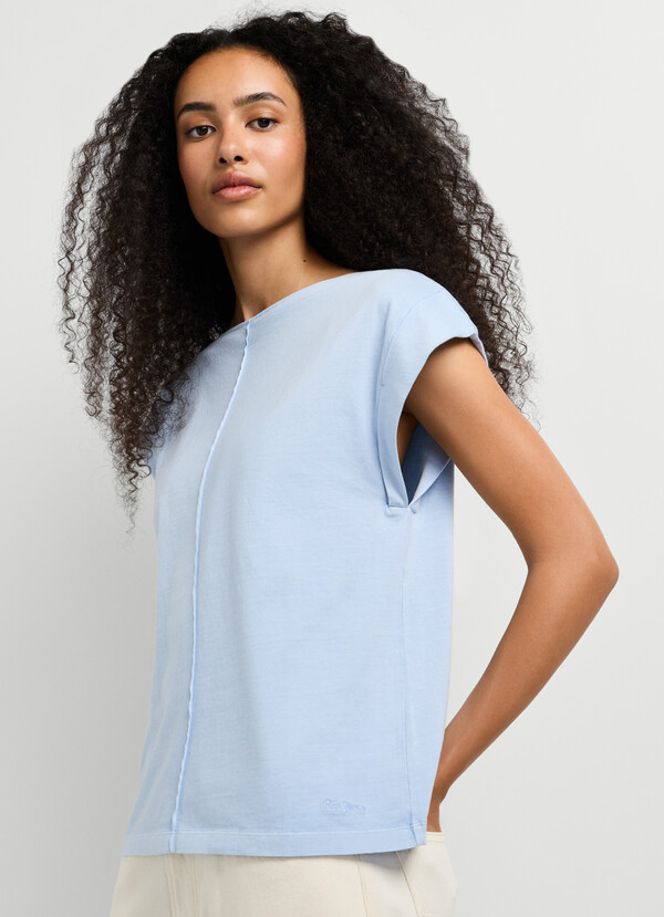 T-SHIRT WITH DECORATIVE STITCHING