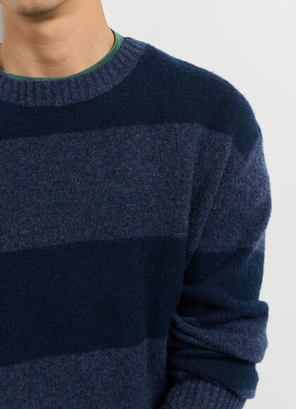 CASUAL FIT CREW NECK KNIT JUMPER