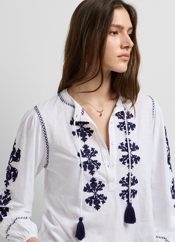 BLOUSE WITH FLORAL EMBROIDERY