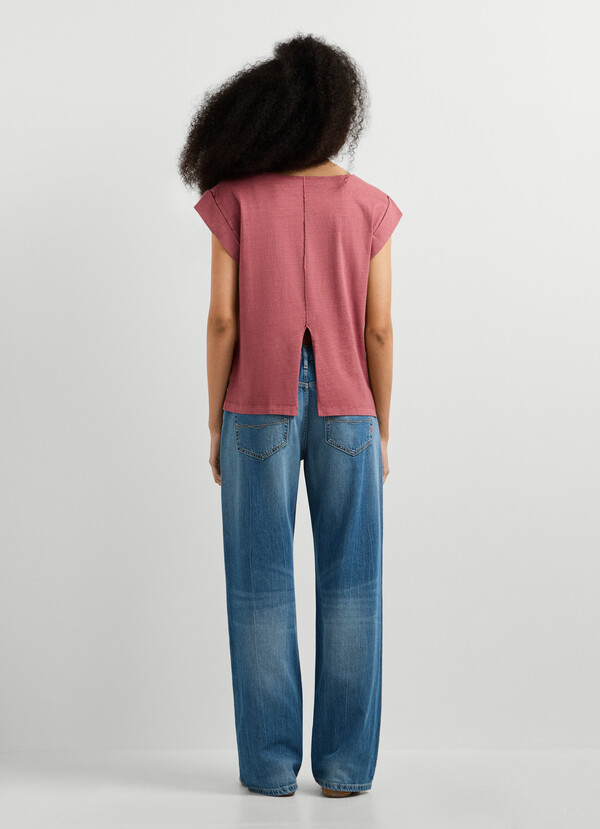 T-SHIRT WITH DECORATIVE STITCHING