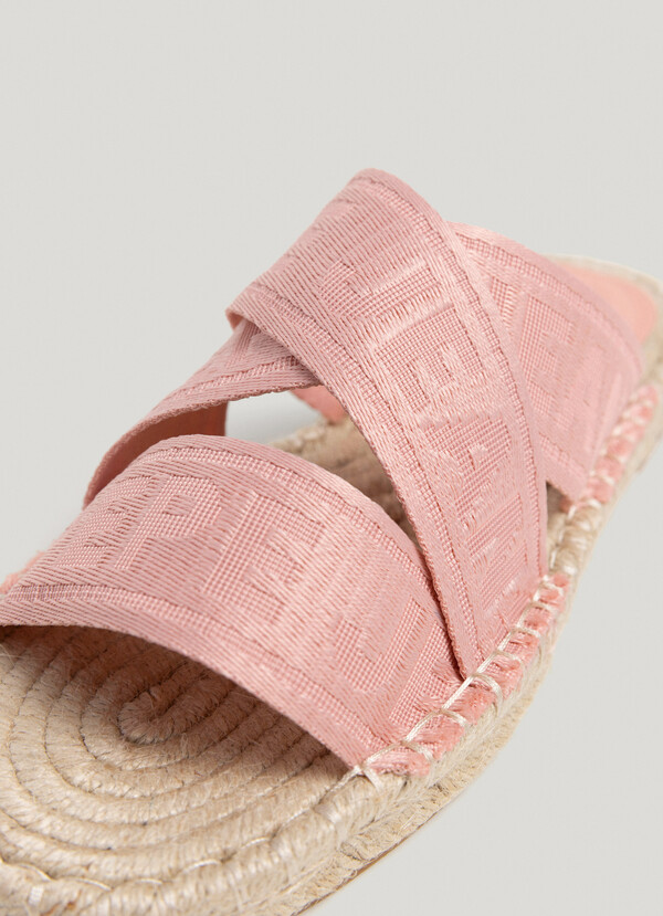 FLAT SANDALS WITH CROSSED STRAPS