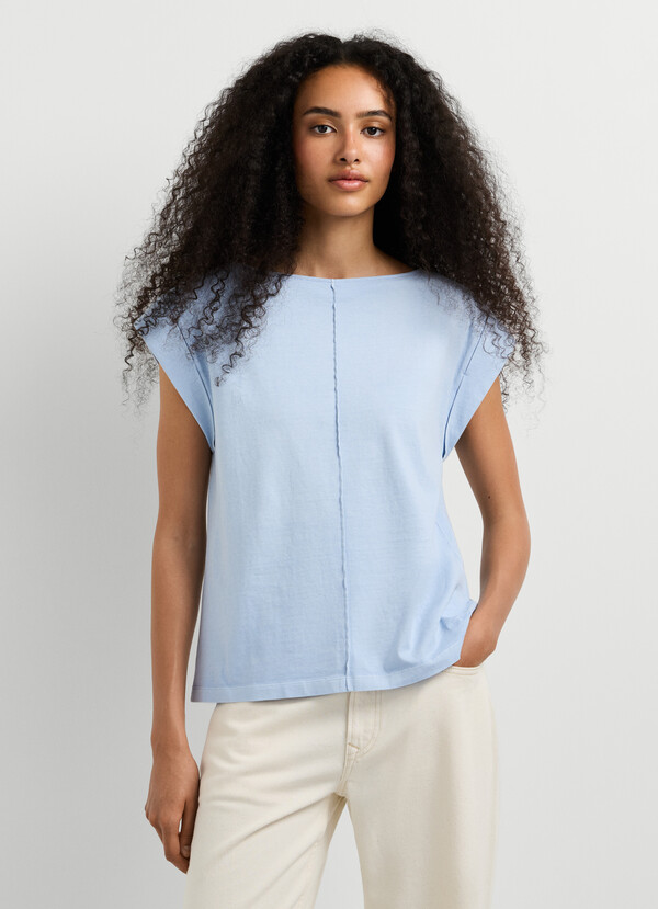 T-SHIRT WITH DECORATIVE STITCHING