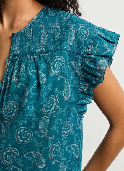 SLEEVELESS FLUID BLOUSE