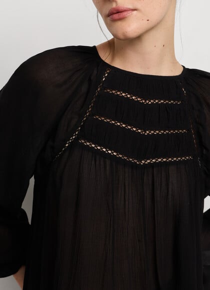 EMBROIDERED DETAIL FLUID BLOUSE