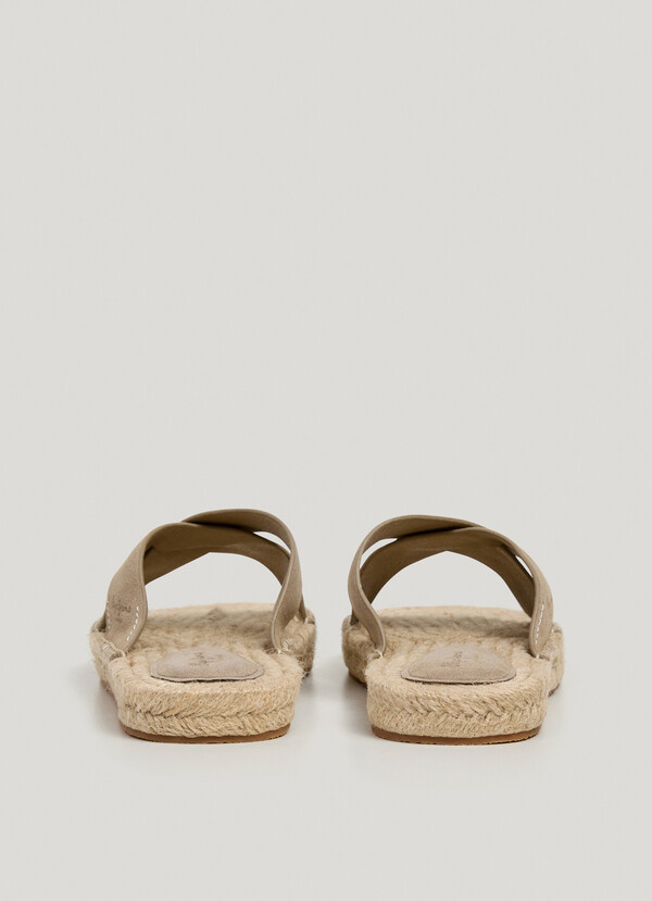 FLAT SANDALS WITH CROSSED STRAPS