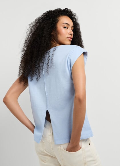 T-SHIRT WITH DECORATIVE STITCHING