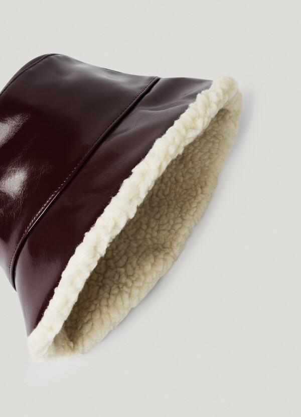 REVERSIBLE FAUX LEATHER HAT