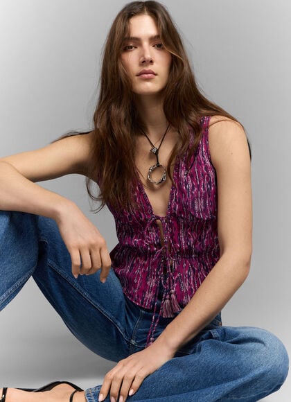 V-NECK SLEEVELESS TOP