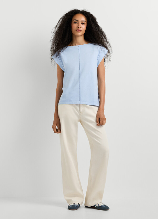 T-SHIRT WITH DECORATIVE STITCHING