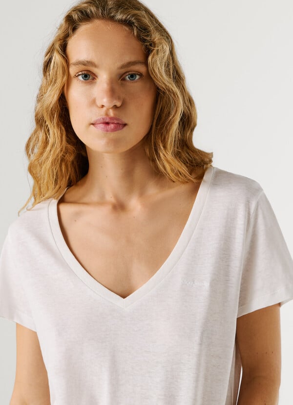 V-NECK EMBROIDERED LOGO T-SHIRT
