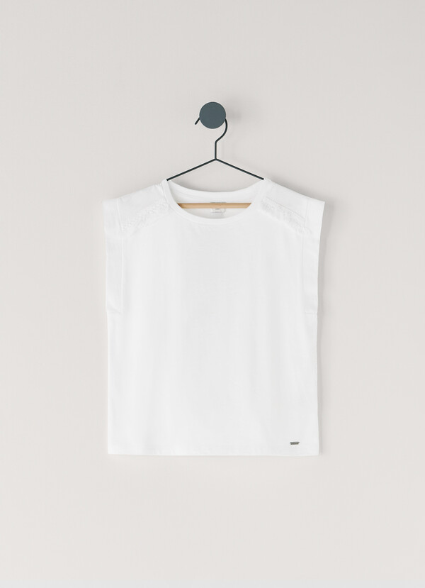 CAMISETA CON DETALLE DE FLECOS