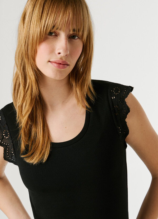 SLEEVELESS RIBBED BLOUSE