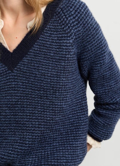 RELAXED FIT V-NECK KNIT JUMPER