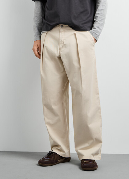 RELAXED FIT PLEATED CHINO TROUSERS