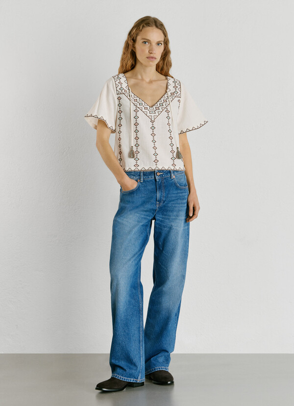 EMBROIDERED V-NECK BLOUSE