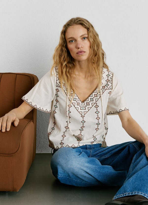 EMBROIDERED V-NECK BLOUSE