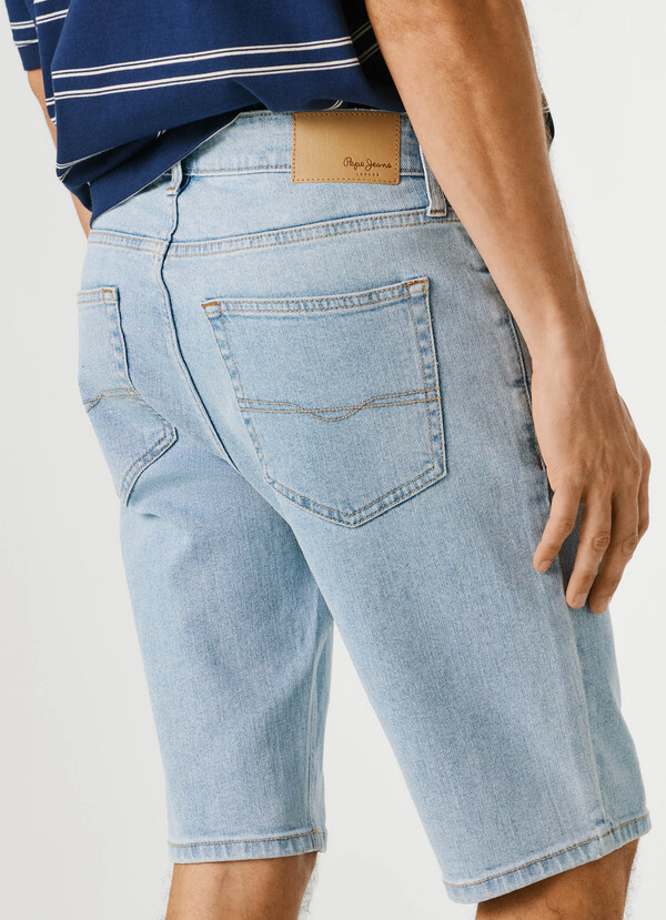 STRAIGHT FIT DENIM SHORTS