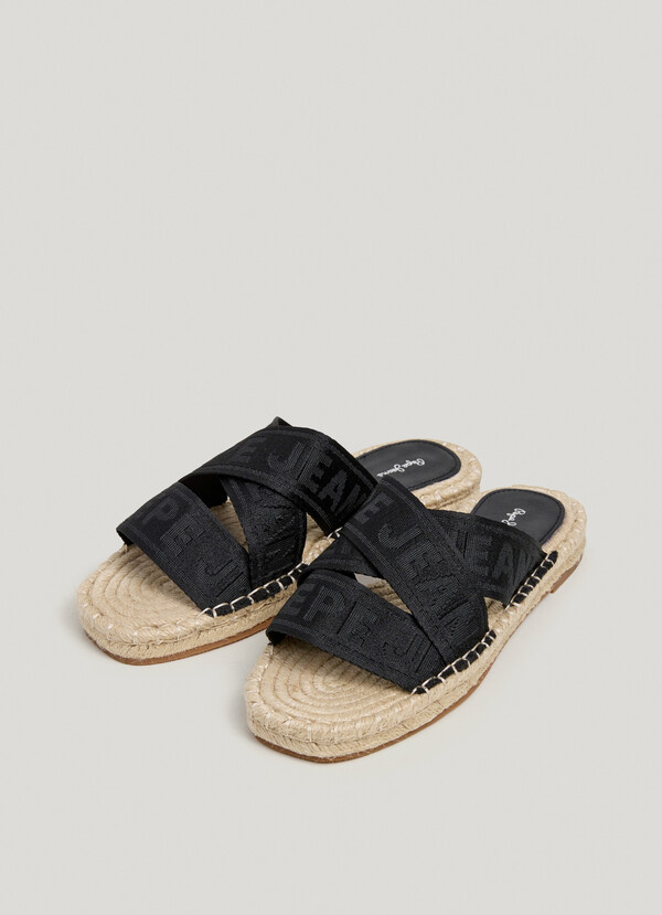 FLAT SANDALS WITH CROSSED STRAPS