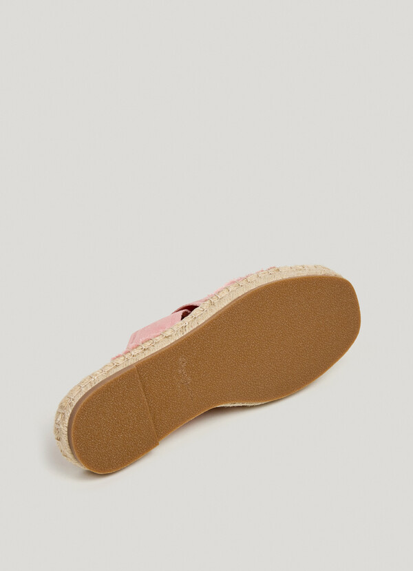 FLAT SANDALS WITH CROSSED STRAPS