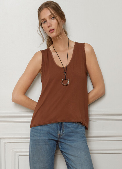 SLEEVELESS T-SHIRT