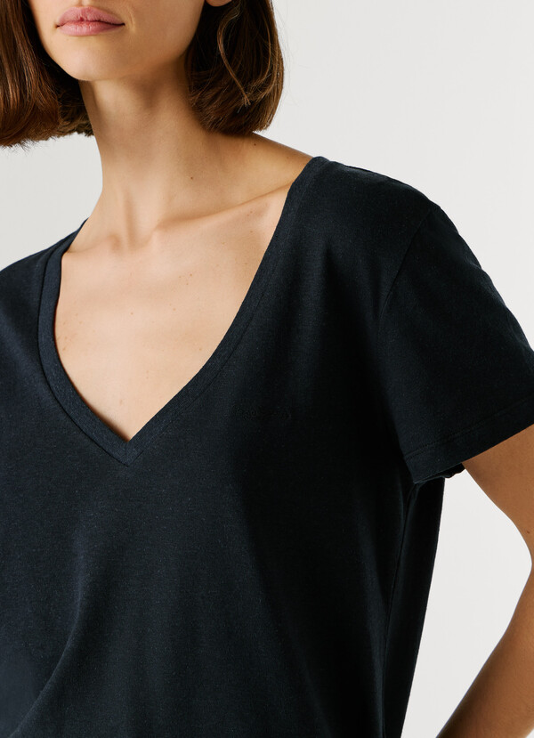 V-NECK EMBROIDERED LOGO T-SHIRT