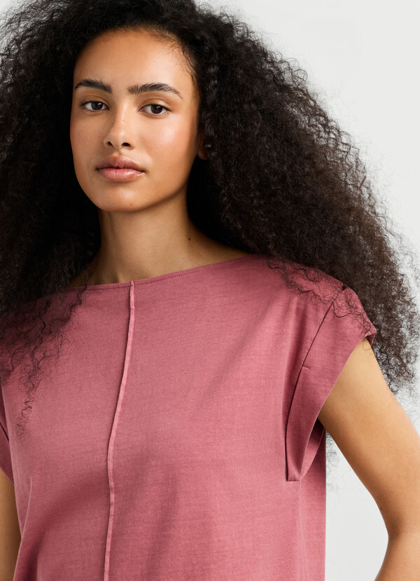 T-SHIRT WITH DECORATIVE STITCHING
