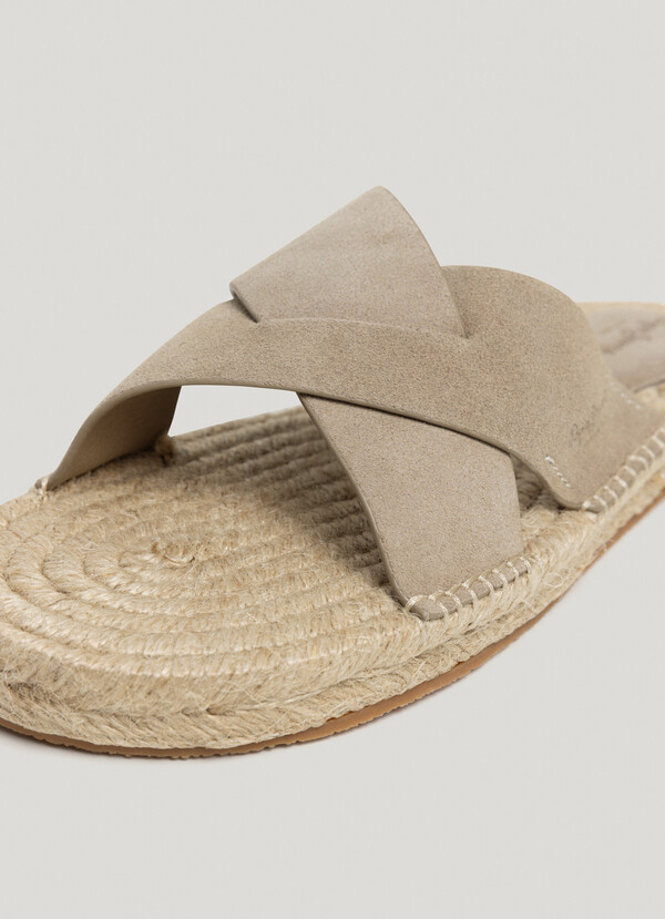 FLAT SANDALS WITH CROSSED STRAPS