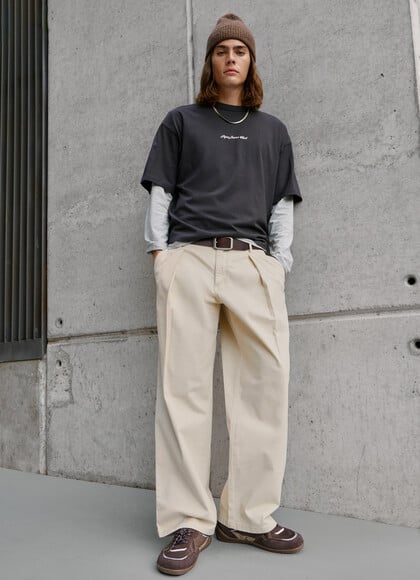 RELAXED FIT PLEATED CHINO TROUSERS